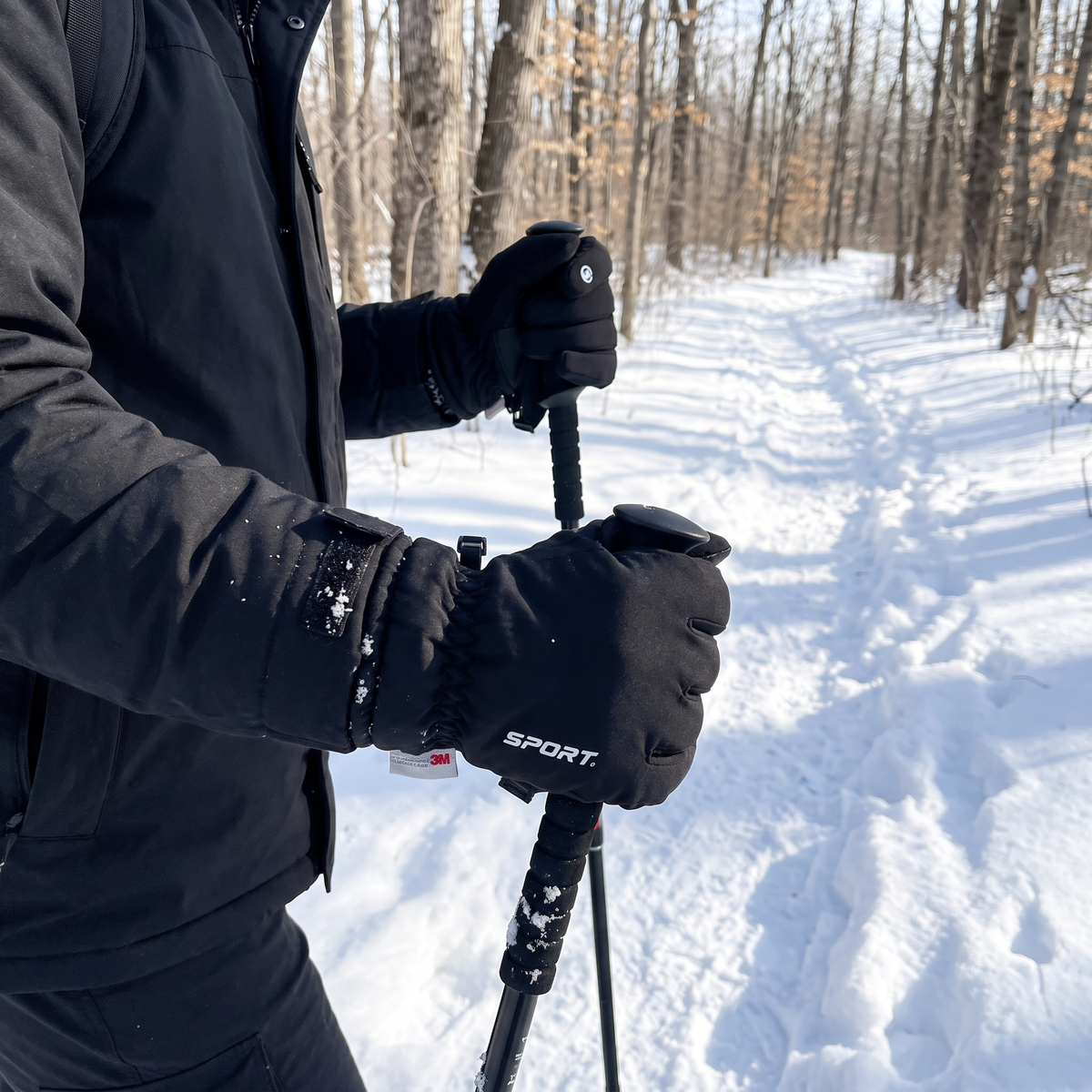 Sicherer Griff an Wanderstöcken mit ThermoSmart Handschuhen